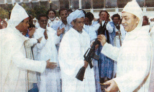Hassan II distribue des armes (1)