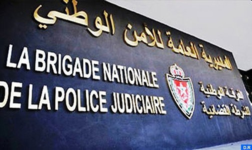 Un inspecteur principal de police relevant de la Brigade de la police judiciaire de Berkane a été contraint, mardi matin, de faire usage de son arme de service pour arrêter trois individus soupçonnés d'appartenir à un réseau criminel s'activant dans la destruction des biens et le vol qualifié dans des locaux résidentiels. Les éléments de la police judiciaire avaient surpris les trois suspects en flagrant délit de vol qualifié dans une villa, propriété d'un Marocain résidant à l'étranger, ce qui a contraint l'inspecteur de tirer une balle de son arme de service pour mettre en échec cette opération criminelle, indique la Direction générale de la sûreté nationale (DGSN) dans un communiqué, précisant que la balle a causé une blessure superficielle au niveau de la main gauche d'un des prévenus. Les éléments de sûreté ont réussi à récupérer les objets volés lors de cette opération de vol, à savoir deux téléviseurs, quatre couvertures et une valise personnelle, ajoute la même source. Le suspect blessé a été transféré à l'hôpital provincial pour recevoir les soins nécessaires, avant d'être placé en garde à vue avec les autres prévenus à la disposition de l'enquête menée sous la supervision du parquet compétent.