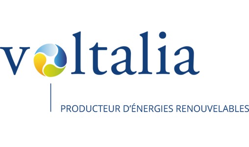 L'entreprise française Voltalia, acteur international des énergies renouvelables, a annoncé avoir obtenu des autorisations pour deux projets de centrales hydroéléctriques au Maroc. Les autorisations, qui concernent deux projets de centrales hydroélectriques de 9,8 MW et 7,2 MW situées dans la région du Moyen Atlas, ont été délivrées par le Ministère de l'Energie, en parallèle de la 3ème édition du Salon international sur l’énergie solaire "Photovoltaïca 2018", organisée du 13 au 15 février à Marrakech sous le thème "vers le développement durable en Afrique", précise le groupe dans un communiqué parvenu jeudi à la MAP. Elles font suite à l’avis technique positif rendu par l’Office National de l’Electricité et de l’Eau potable pour le raccordement des centrales au réseau national, ajoute la même source, notant que les Agences des Bassins Hydrauliques concernées ont également rendu un avis favorable du fait de la qualité des projets présentés par Voltalia. L’électricité produite par les centrales sera vendue dans le cadre de contrats de gré-à-gré de long-terme en cours de négociation avec des clients privés, explique le communiqué. "Ces autorisations couronnent le travail de fond réalisé depuis 3 ans par notre équipe marocaine" a affirmé, à cette occasion, Sébastien Clerc, Directeur Général de Voltalia. "Elles confirment la capacité de Voltalia à se positionner comme un partenaire de premier choix pour assurer l’approvisionnement en électricité de ses clients à un prix compétitif", a indiqué, pour sa part, Yoni Ammar, Directeur Général de Voltalia Maroc, cité par le communiqué. A rappeler que Voltalia produit et vend de l’électricité issue de ses centrales éoliennes, solaires, hydrauliques et biomasse. Le groupe, qui dispose d’une capacité installée totale de 508 MW, est également prestataire de services et accompagne ses clients investisseurs en renouvelable sur toutes les étapes des projets, de la conception à l’exploitation-maintenance. Fort de plus de 460 collaborateurs dans 17 pays sur 4 continents, Voltalia possède une capacité d’action mondiale pour ses clients. Placée sous le Haut Patronage de SM le Roi Mohammed VI et organisée par le ministère de l’Energie, des mines et du développement durable, en partenariat avec la Société d’investissements énergétiques (SIE) et l’Agence Marocaine pour l’Energie Durable (MASEN), la 3-ème édition du Salon international sur l’énergie solaire a pour objectif de sensibiliser les professionnels sur l'importance de l'investissement dans l'énergie solaire en Afrique. Après deux éditions réussies, "Photovoltaïca 2018" oriente sa stratégie vers l'Afrique avec la programmation de "la conférence thématique" ayant pour but de traiter les vrais sujets et alimenter les débats, d'une rencontre "Régions" et "Investisseurs/Développeurs" pour stimuler l’investissement dans des projets des régions marocaines (développement territorial) et d'une rencontre "Afrique" et "Investisseurs/Développeurs" pour booster les investissements en Afrique à partir du Maroc. Cette édition réunit plus de 700 participants, notamment des représentants officiels de plus de huit pays africains, des investisseurs et des acteurs des énergies renouvelables.