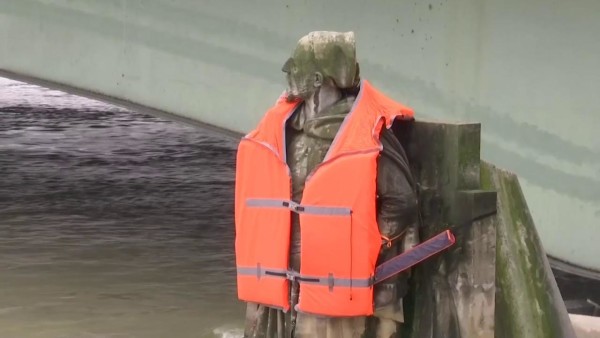 Réchauffement climatique: un gilet de sauvetage pour une statue noyée à Paris