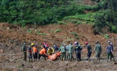 Indonésie: Onze personnes portées disparues et 14 blessés dans un glissement de terrain
