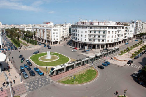 Le Conseil régional du tourisme (CRT) a annoncé, mardi, le lancement de la plateforme "Visit Rabat" sur les réseaux sociaux, afin de faire de la région une destination touristique phare. Dans ce cadre, une convention de partenariat a été signée entre le CRT de Rabat-Salé-Kénitra et l'Office national marocain de tourisme (ONMT), portant sur les outils promotionnels pour l’année 2018, avec un focus sur le digital, dont le lancement de cette plateforme, souligne un communiqué du CRT. Les autres outils de promotionnels concernent, notamment, la refonte du site web régional, les applications mobile géolocalisées, le plan de ville et de la région, les films promotionnels et la confection d’affiches, posters présentoirs et rollup digital publishing Rabat et région (brochures, plaquettes, dépliants, cartes, guide). Pour donner plus de visibilité à la destination de la région de Rabat, le CRT co-organisera avec l’ONMT des "éductours" et des voyages de presse et des leaders d'opinions à l'échelle internationale. Le CRT participera aussi aux manifestations, événements et Workshop à l'international, dont l'IFTM de Paris, le WTM de Londres, le FITUR de Madrid et l'ATM Dubaï, précise le communiqué, ajoutant qu'à travers ces outils promotionnels, le CRT mettra en avant les atouts de la région sur le plan culturel, touristique, gastronomique et sportif.