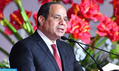 Le président égyptien Abdel Fattah Al Sissi a été réélu pour un second mandat présidentiel de quatre ans avec 97,08% des voix, a annoncé lundi L'Autorité nationale des élections d'Egypte. Le président de l'Autorité, Ibrahim Lachine, a indiqué, lors d'une conférence de presse au Caire, qu'Al Sissi a recueilli 21.835.387 des votes. Le seul autre candidat, Moussa Mustapha Moussa, président du parti Al Ghad, a recueilli 2,92% des voix, soit un total de 656.554 des votes, a précisé M. Lachine. Al Sissi entame ce qui devrait être son dernier mandat de quatre ans, la Constitution lui interdisant d'effectuer plus de deux mandats.
