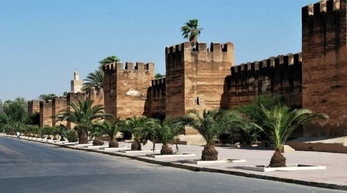 Le rôle des ouléma au Maroc a été mis en lumière à l'ouverture, mardi à Taroudant, de la 6ème édition du Moussem annuel des écoles traditionnelles, auquel prennent part, jusqu'au 10 avril, une pléiade d'oulémas, chercheurs, universitaires ainsi que les étudiants venus de différentes villes du Royaume. Placée sous le Haut patronage de SM le Roi Mohammed VI, cette rencontre est organisée par la Fondation «Souss des écoles traditionnelles», en partenariat avec le ministère des Habous et des Affaires islamiques, le Conseil supérieur des Ouléma de la province de Taroudant. Intervenant à cette occasion, le Wali de la région Souss-Massa, Ahmed Hajji, a rappelé la sollicitude avec laquelle les Souverains du Royaume ont, de tout temps, entouré les ouléma compte tenu de leur apport dans la préservation des constantes de la nation et sa sécurité spirituelle, son identité ainsi que leur rôle en matière d’encadrement et de diffusion de la culture des valeurs auprès des citoyens conformément aux préceptes d'un islam serein, équilibré et pondéré. L'accent a été également mis sur la sollicitude constante, dont SM le Roi Mohammed VI, Amir Al Mouminine, entoure le champ religieux ainsi que la portée de la vision Royale perspicace qui accorde une place de choix au Conseil supérieur des ouléma et aux Conseils locaux des ouléma pour la mise en place d’un encadrement efficient et d’un enseignement religieux qui vise à protéger le référentiel religieux du Royaume ainsi que ses fondements basés sur la Commanderie des croyants, la doctrine achaârite, le rite malékite et le soufisme sunnite. Dans une déclaration à la MAP, le président de la Fondation «Souss des écoles traditionnelles» et président du conseil local des ouléma de Taroudant, El Yazid Erradi, a rappelé que l'organisation du Moussem tend à contribuer à la promotion des constantes et spécificités du Royaume ajoutant que le thème choisi cette année s'inscrit dans la foulée de la thématique de l'an dernier portant sur l'apport des écoles traditionnelles qui ont formé beaucoup d'oulémas de renom. Les travaux de ce conclave annuel des écoles traditionnelles seront ponctués de tables rondes et de sessions portant notamment sur les enjeux de l'éducation et la formation, les différents aspects scientifiques, intellectuels et culturels liés à cette mission, l'intégration au sein de la société et l'importance de garantir la sécurité spirituelle et consolider le modèle marocain en matière de gestion de la chose religieuse. Cette édition sera aussi marquée par des veillées religieuses, des expositions de photos, documents et manuscrits, en rapport avec l'enseignement traditionnel outre des concours au profit des étudiants des écoles traditionnelles en matière de jurisprudence, hadiths et tradition prophétique et des compétitions en grammaire.