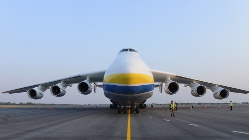 Le plus gros avion de transport du monde, l'Antonov 225, un appareil de conception ukrainienne a effectué mardi son premier vol commercial depuis sa modernisation, a indiqué la compagnie aéronautique ''Antonov''. ''Le plus grand avion de transport au monde An-225 est parti de Kiev pour Leipzig (Allemagne), d'où il décollera pour son premier vol commercial", a précisé la compagnie. Surnommé "Mriya", le rêve en ukrainien, l’Antonov An-225 est l'avion le plus long et le plus lourd au monde. Avec ses 89 m d’envergure et ses 84 m de long, l'avion qui n’a été produit qu’à un seul exemplaire est capable de transporter des charges volumineuses et lourdes sur des distances considérables. Propulsé par six turboréacteurs, il peut transporter jusqu'à 640 tonnes. L'appareil peut atteindre une vitesse de 850 km/h et voler jusqu'à 14.000 kilomètres, selon sa charge. Conçu en 1988 par la compagnie Antonov, l'appareil a été récemment modernisé, notamment en étant équipé d'un nouveau système de navigation et de nouveaux équipements électroniques. Selon la presse ukrainienne, la première mission commerciale de l'An-225 sera de livrer des marchandises lourdes depuis l'Allemagne vers plusieurs pays d'Asie.