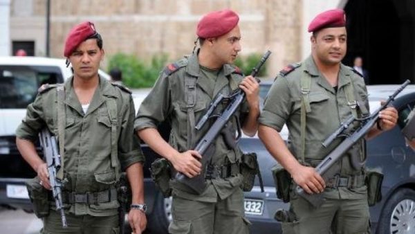 Les militaires se rendent pour la première fois aux urnes pour les municipales en Tunisie
