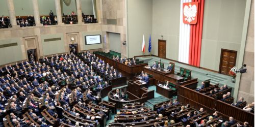 Le parlement polonais vote une réduction des salaires des députés