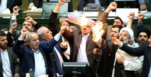 Nucléaire: un drapeau américain en papier brûlé au Parlement iranien