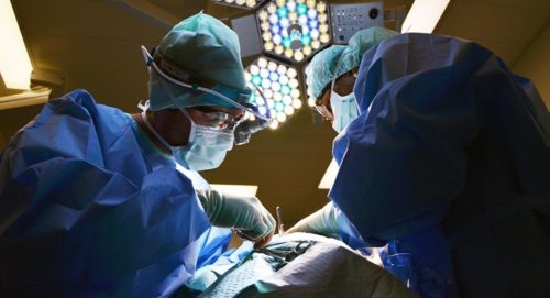 Thaïlande : une équipe de chirurgiens réalise avec succès une triple greffe d’organes