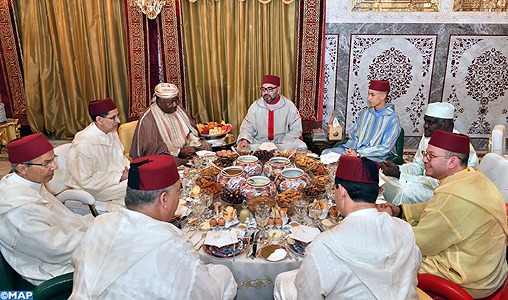 SM le Roi offre un Iftar en l'honneur du président gabonais et du président de la Commission de l’Union Africaine