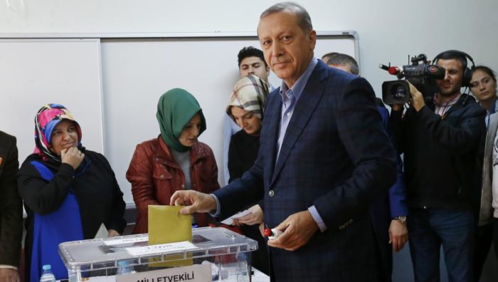 Turquie: Six candidats pour la présidentielle et huit partis pour les législatives