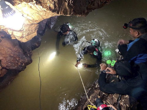 Thaïlande : des honneurs officiels au plongeur mort dans l’opération de sauvetage des 13 enfants bloqués dans une grotte