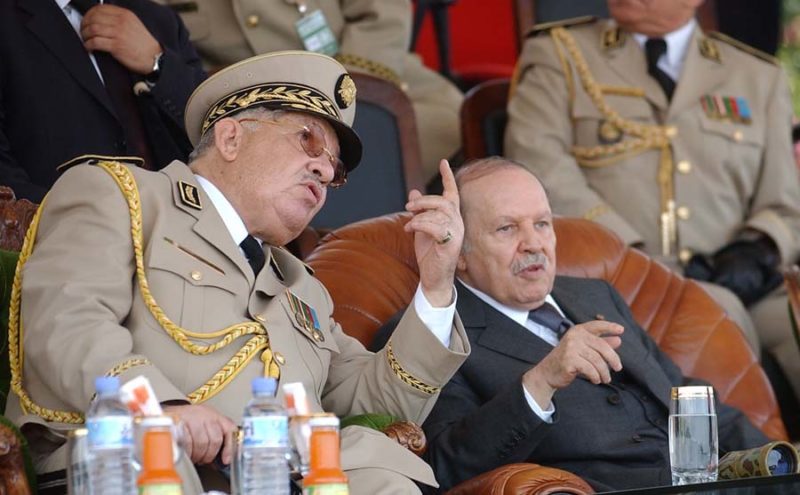 Le processus de momification du pouvoir en Algérie et l’ascendance militaire