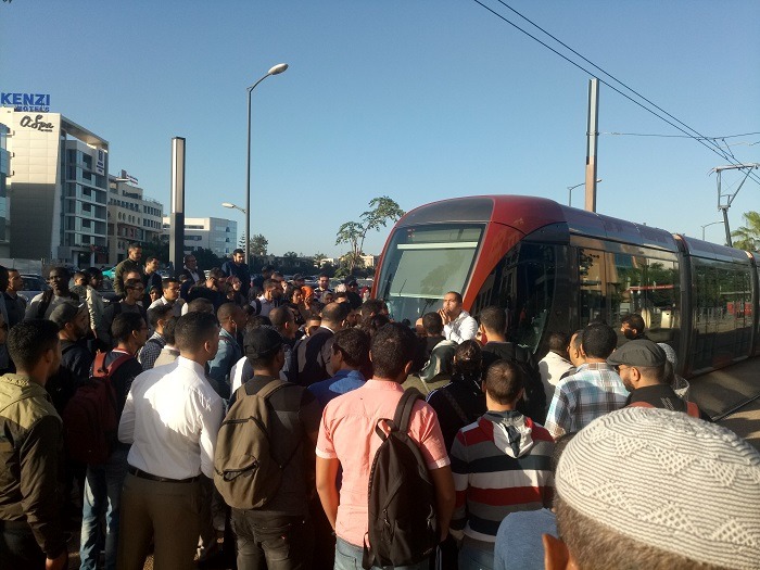 Retard du Tramway à Zénith : les usagers crient leur colère sur la voie
