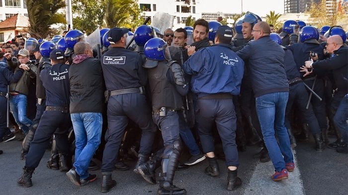 Manifestations à Alger: 63 blessés dont 56 policiers, 45 arrestations