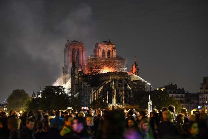 centaines-personnes-rassemblent-travers-France-petit-groupeprier-lampleur-desastre-lincendie-Notre-Dame-Paris_1_730_486