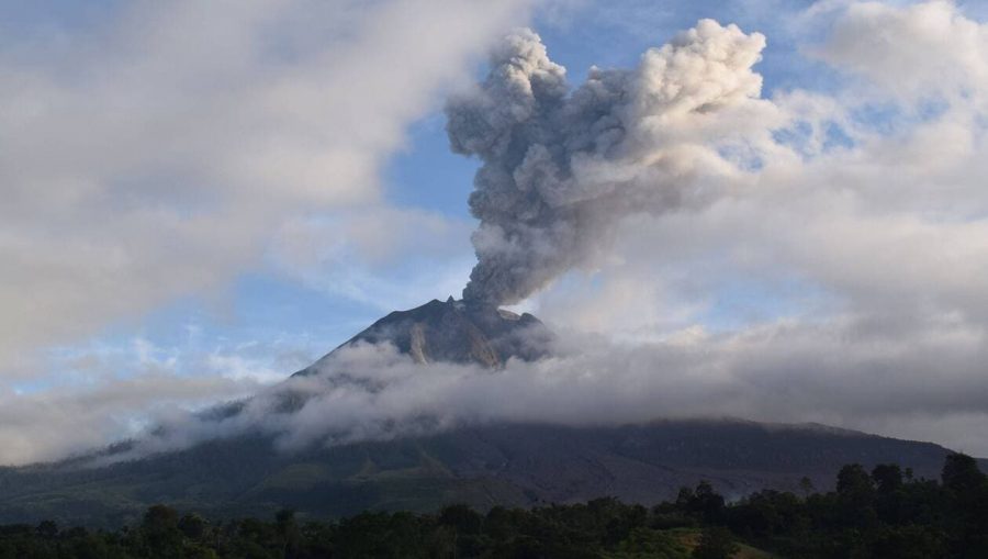 Indon sie Le volcan  Sinabung entre en ruption