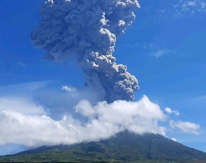 Un volcan  indon sien en ruption l a roport local ferm 