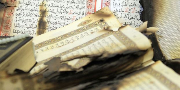 Un homme brûle un Coran à Stockholm