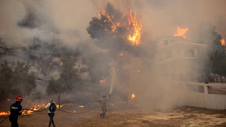 Incendies en Grèce : un premier corps découvert dans une usine détruite par les flammes