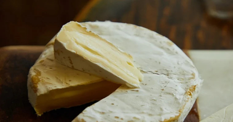 La France lance une alerte sanitaire au sujet d’une marque de fromage ayant provoqué une infection bactérienne