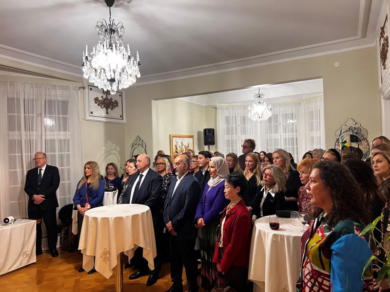 La Résidence du Maroc à Stockholm a accueilli, le 3 février 2025, un événement intitulé "Discover Morocco's Soul: An Evening of Immersion and Wonder", marquant le lancement de la nouvelle saison culturelle marocaine en Suède. Cette soirée a été une occasion unique de plonger dans l'essence du Maroc et de faire découvrir au public suédois la richesse infinie de son histoire, son art, ses traditions et de sa gastronomie.